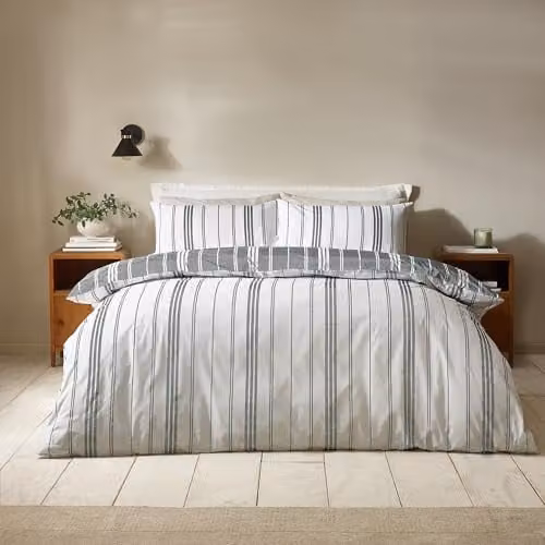Catherine Lansfield Harbour Stripe Reversible Super King Duvet Cover Set with Pillowcases in Black