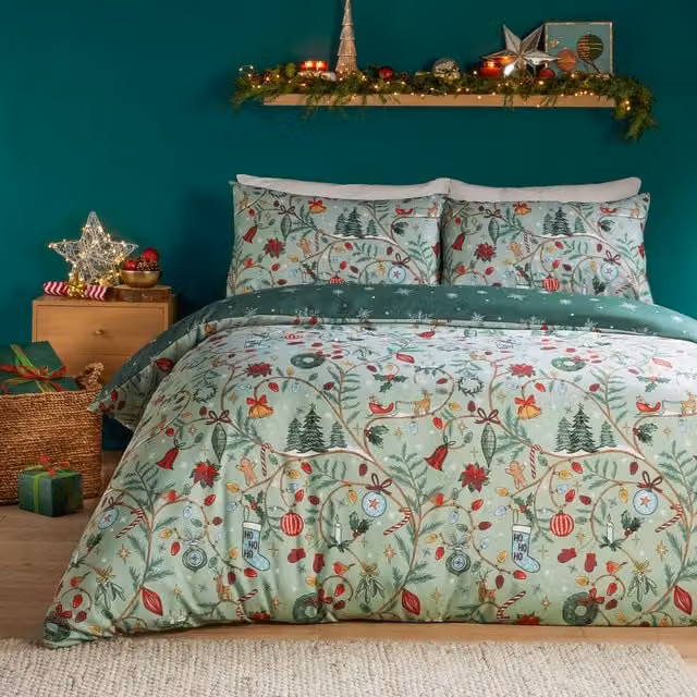 Riva Home Noelle Reversible Christmas Duvet Cover Set in Green with Snowflake Pattern