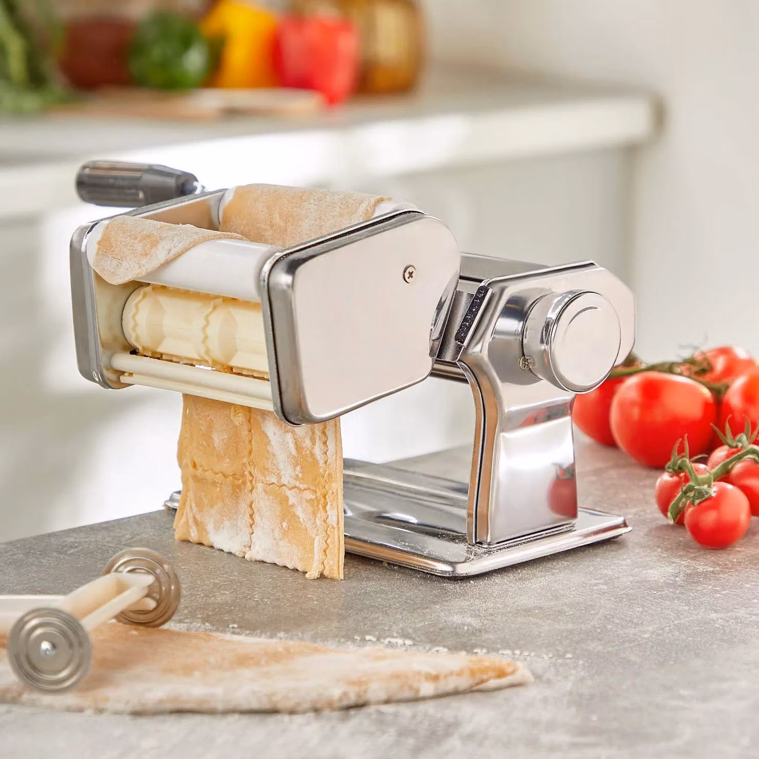 VonShef Professional Stainless Steel Manual Pasta Maker in Silver with Nine Thickness Settings, Pasta Cutter and Spaghetti Measurer – 3