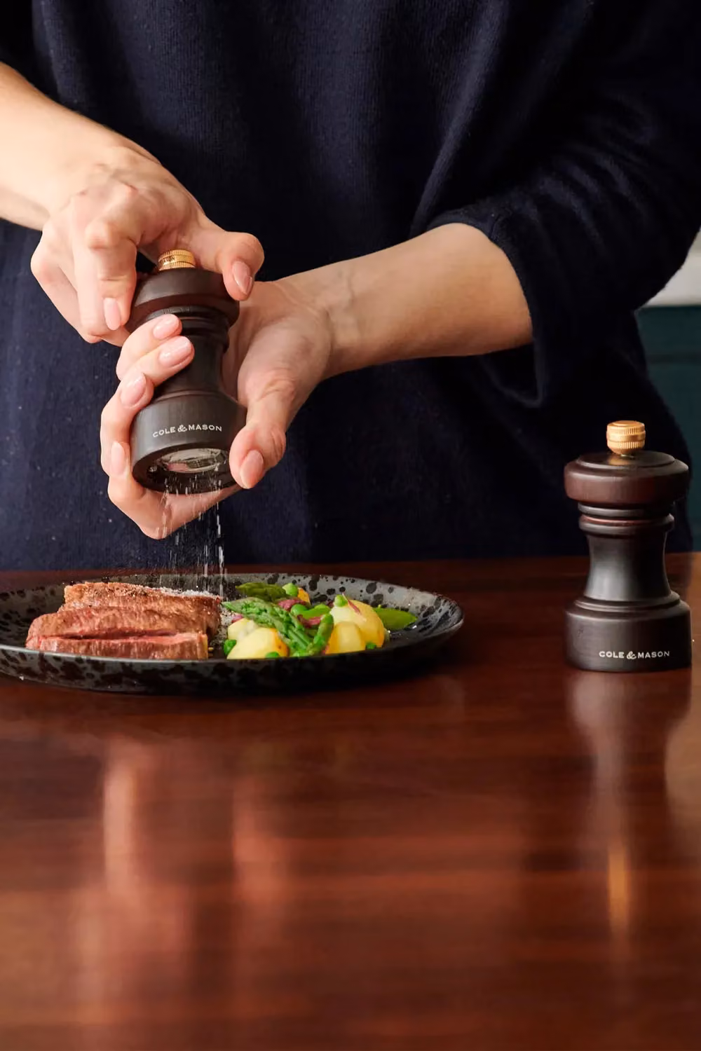 Cole & Mason Hoxton Salt and Pepper Mill Gift Set in Brown Beech Wood – 2