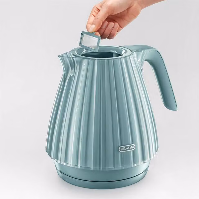 De'Longhi Ballerina Glass Kettle in Green with Auto Shut-Off