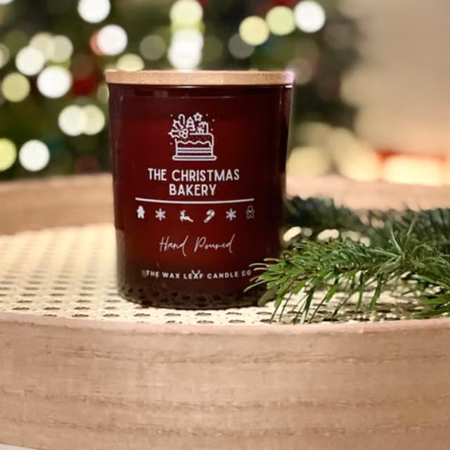 The Wax Leaf Candle Co WoodWick Christmas Frosted Candle in White with Fruity, Spicy and Gourmand Notes