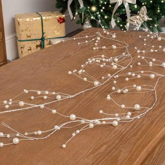 Melody Maison Silver and White Wire and Pearl Christmas Garland Decoration – 1