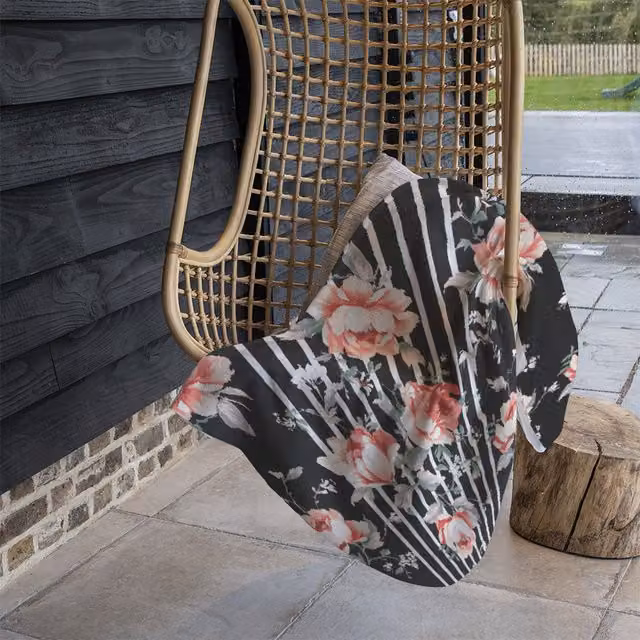 Benjamin Tate Design Floral Fleece Blanket in Black and Beige, W/D/H: 120 x 150 cm