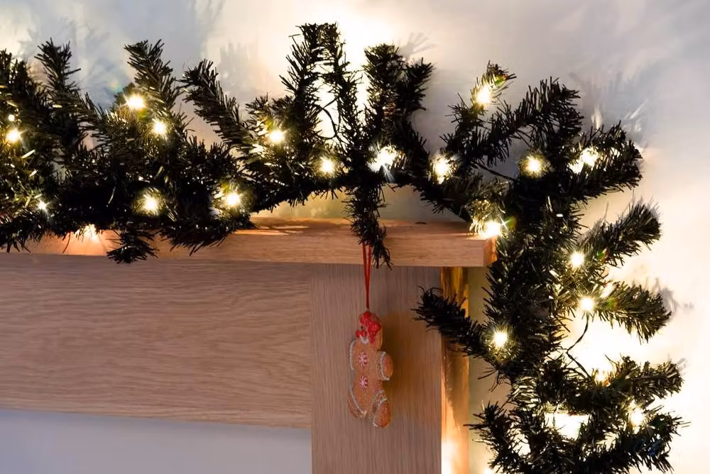 Shatchi 2m Prelit Alaskan Pine Christmas Garland in Green with Warm White LED Lights and Black Accents – 3