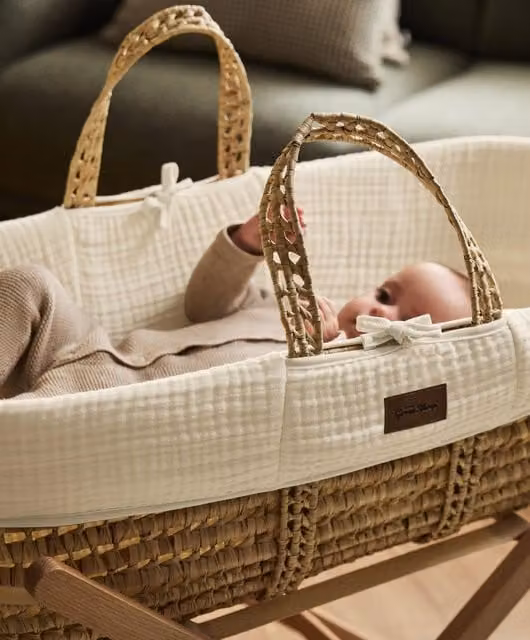 Little Green Sheep Muslin Moses Basket and Mattress in Beige