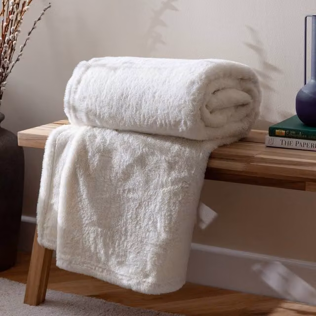 Riva Home Kallu Reversible Double-Sided Faux Fur Throw in Beige and White, W/D/H: 130 x 180 cm – 3