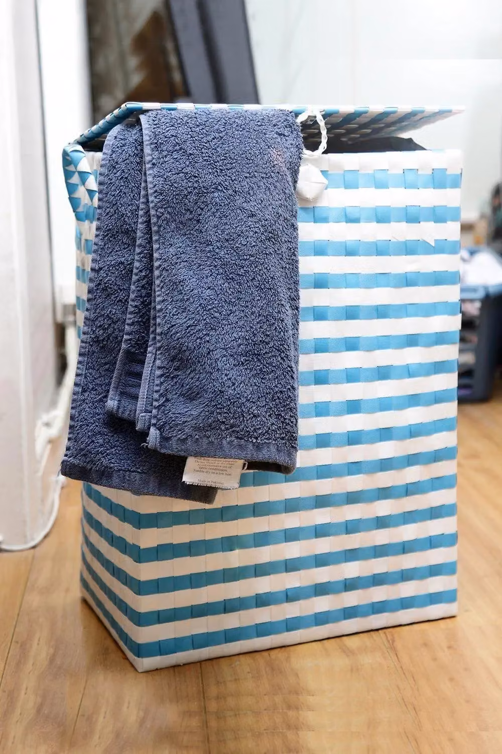Arpan Plastic Laundry Washing Basket with Lid and Handles, Blue and White Nautical Design, 44 Litres – 2