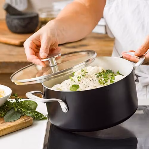 KitchenAid Aluminium Ceramic Non-Stick Casserole Dish with Glass Lid, Black, 20 cm, 3.11 l – 4