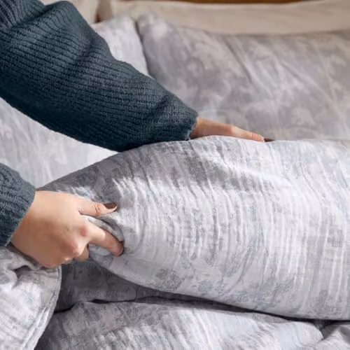 Voyage Maison Braeflower Reversible Cotton Muslin Duvet Cover Set in Blue Chambray – 3