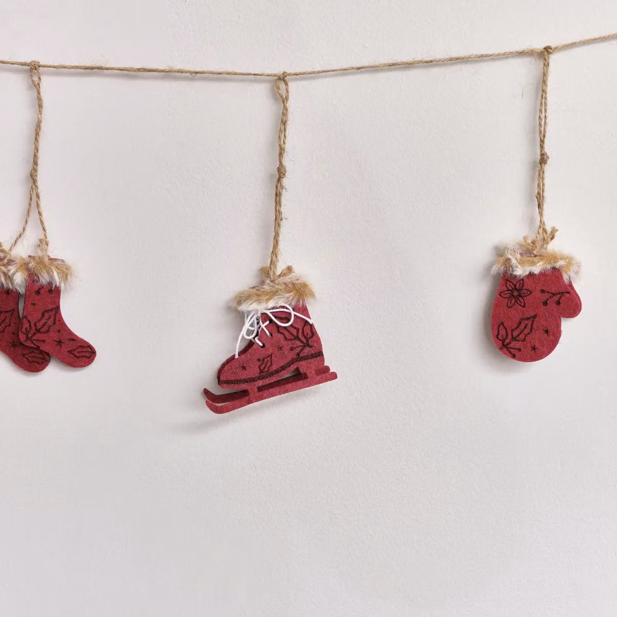 Melody Maison Dark Red and White Winter Christmas Tabletop Garland – 3