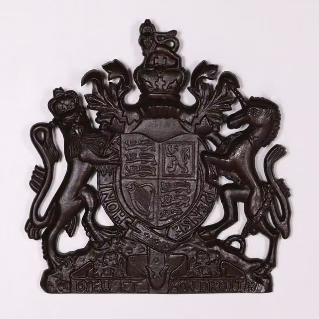 Glasstone Rustic Iron Style Cast Metal Animal Coat of Arms Wall Plaque in Dark Brown, H 37.5 cm x W 36.0 cm x D 1.5 cm – 1