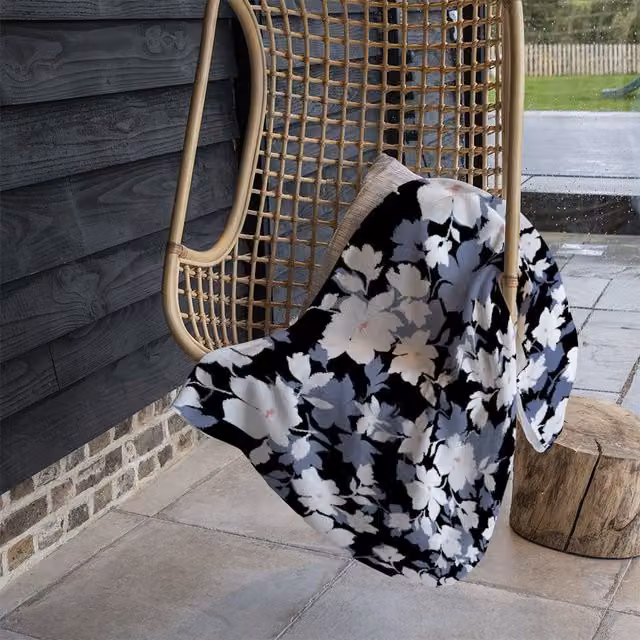 Benjamin Tate Design Floral Fleece Blanket in White, Black and Purple, W/D/H: 120 x 150 cm – 1