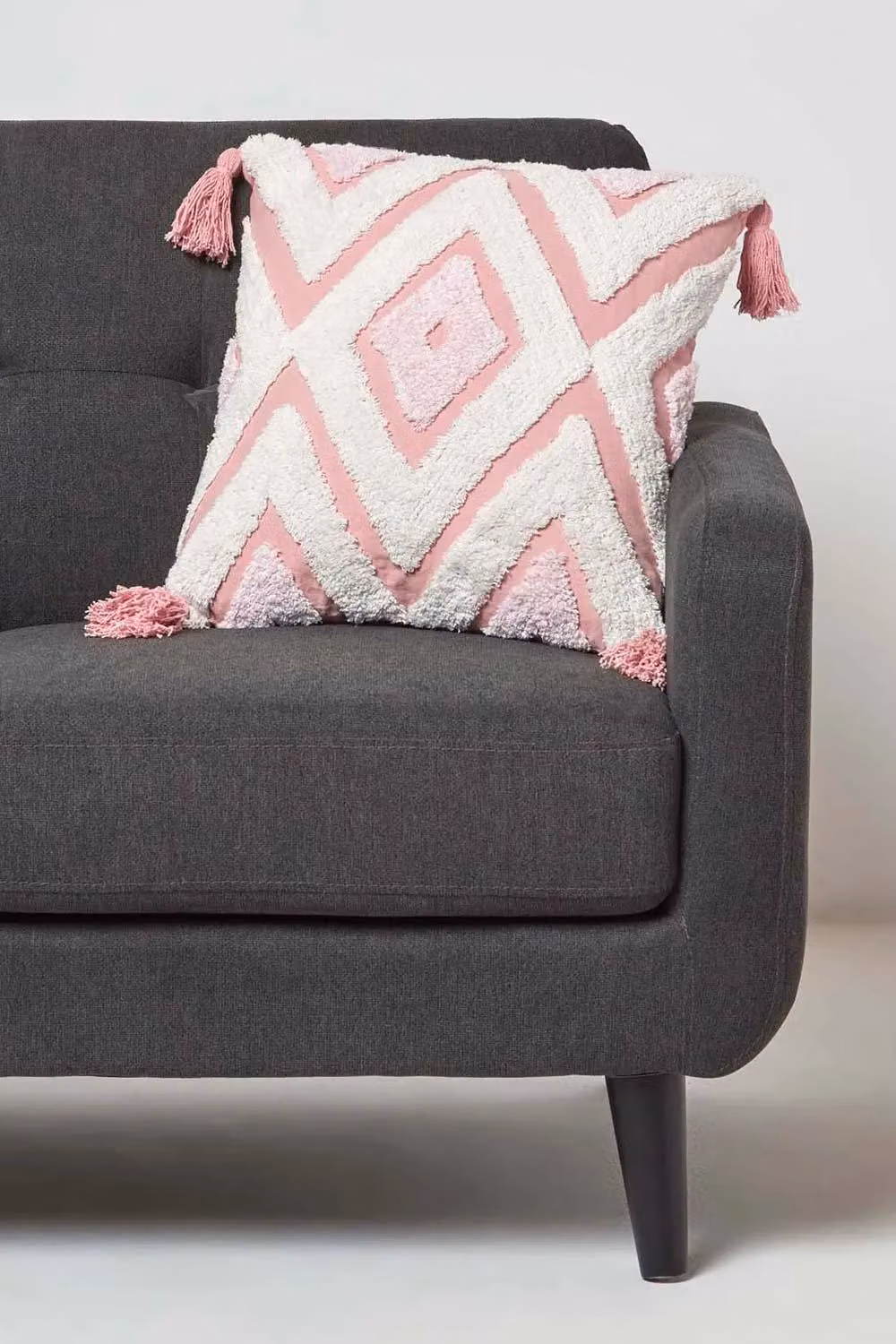Homescapes Pink and White Geometric Tufted Cotton Cushion with Tassels, W/D/H: 45 x 45 x 45 cm – 2