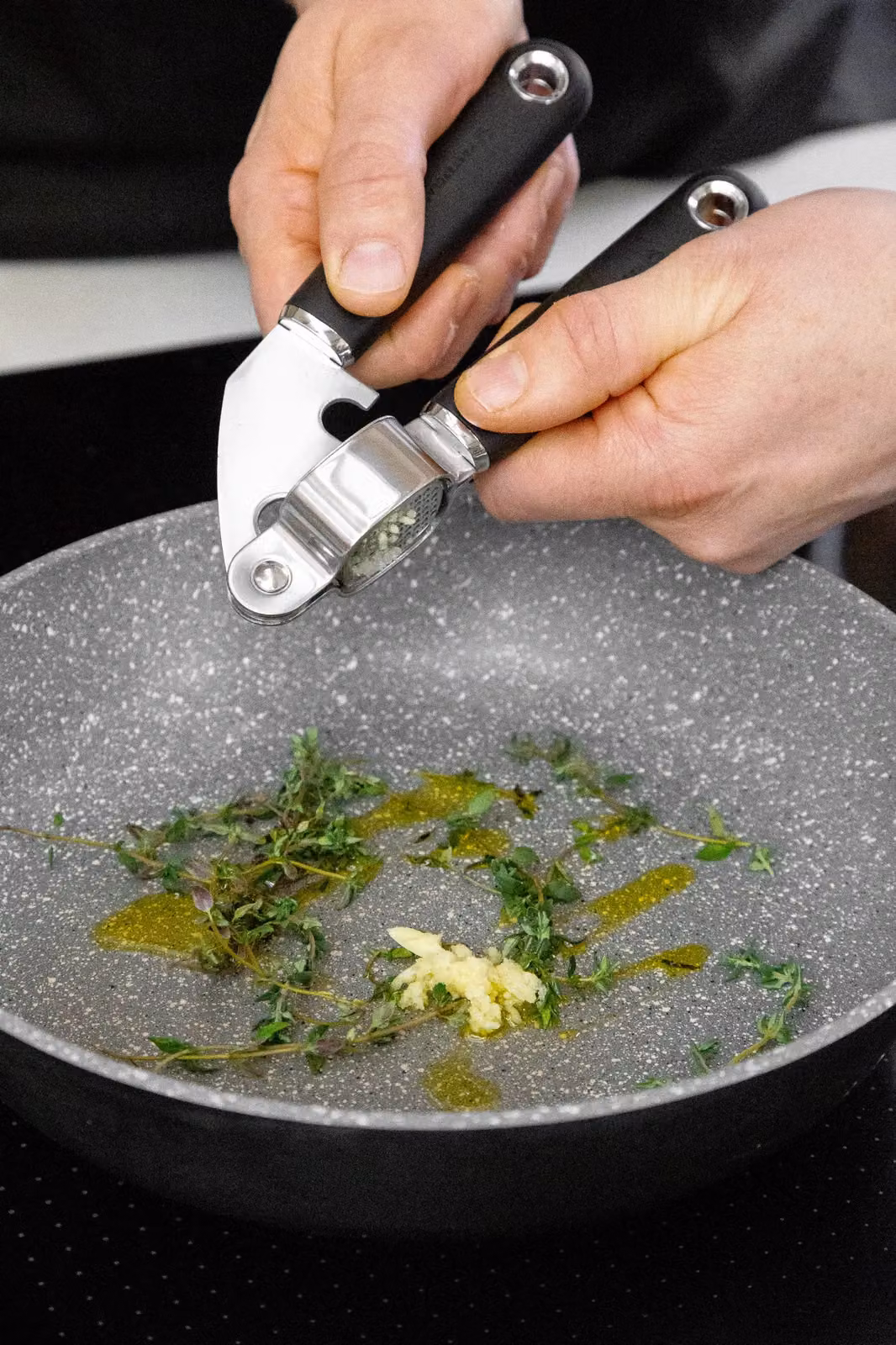 MasterClass Stainless Steel Garlic Press with Ergonomic Grip in Black – 9