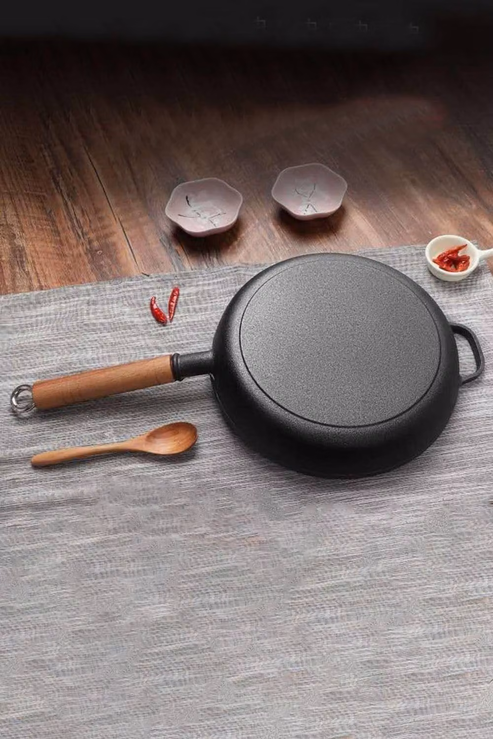 Living and Home Black Cast Iron Frying Pan with Removable Wooden Handle, Diameter: 27 cm – 2