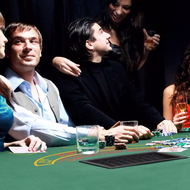 HOMCOM 7 Player Poker Table with Chip Tray and Cup Holders, Green, W: 182 cm
