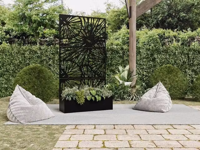 Vente-unique Black Metal Freestanding Planter with Patterned Trellis, W: 92 cm, D: 32.5 cm, H: 173 cm – 1