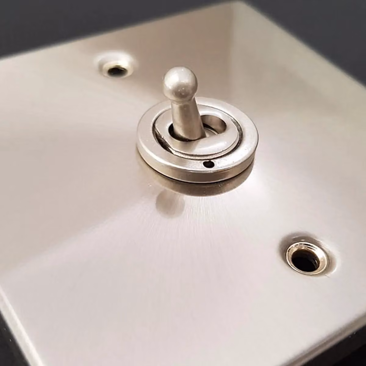 SE Home 10A 3 Gang 2 Way Ingot Light Switch in Brushed Chrome and Metallic Silver – 2
