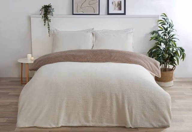 Smart Living Reversible Teddy Fleece Duvet Cover and Pillowcase Set in Beige, King Size (W: 230 cm x L: 200 cm) – 1
