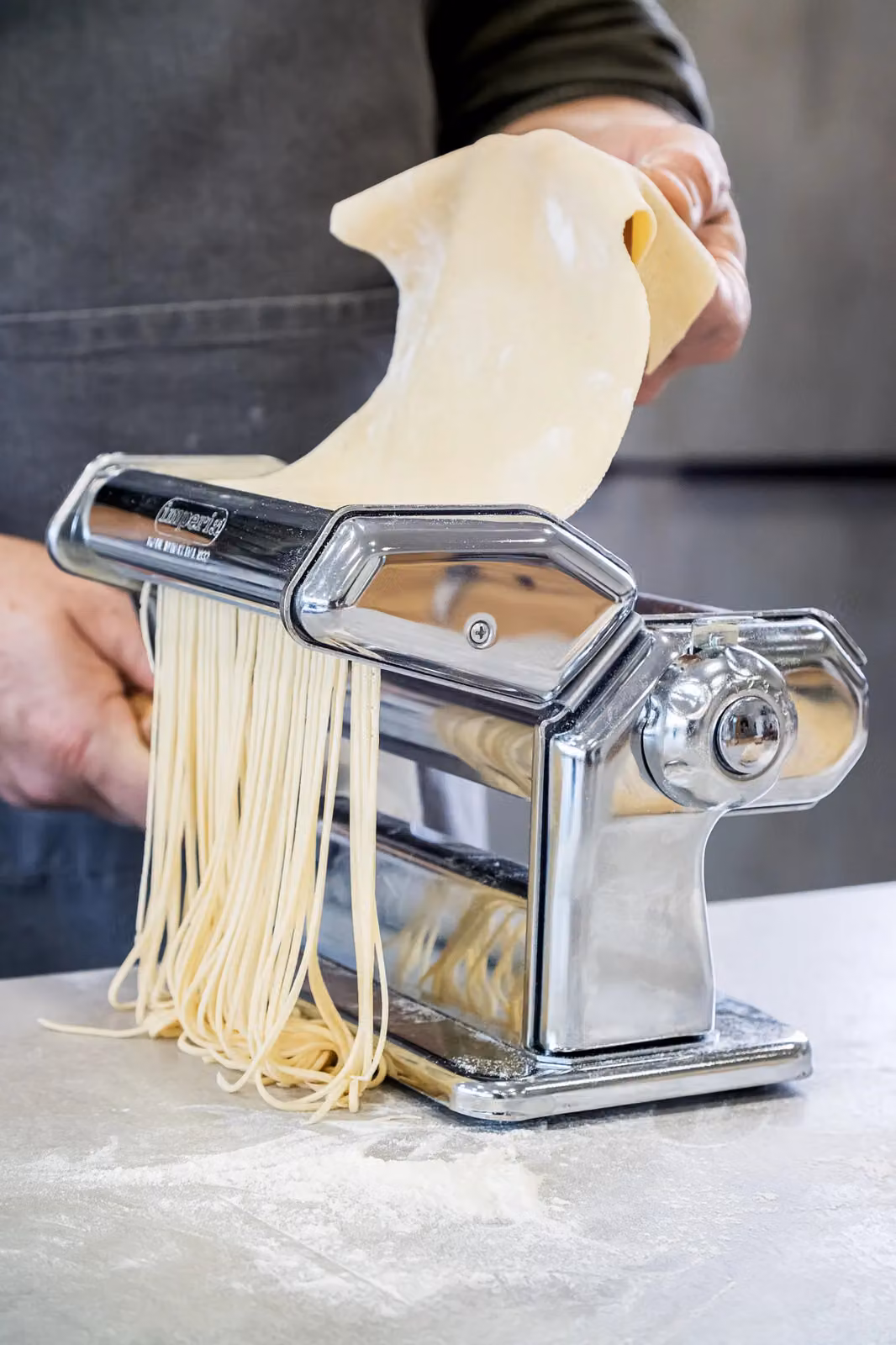 Imperia Italian Pasta Maker Gift Set in Silver with Ravioli and Spaghetti Attachments – 4