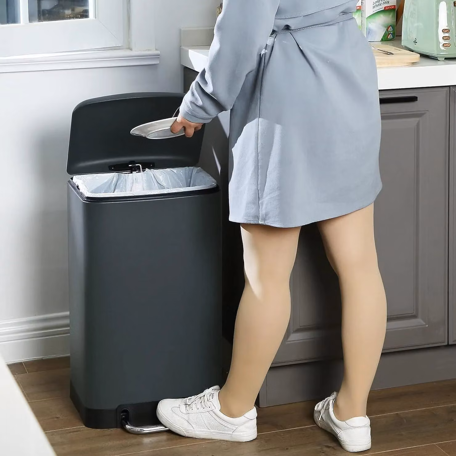 SONGMICS Medium Steel Kitchen Pedal Bin with Soft-Close Lid and Removable Inner Bucket in Anthracite Grey, W/D/H: 30.0 x 34.5 x 42.0 cm – 2