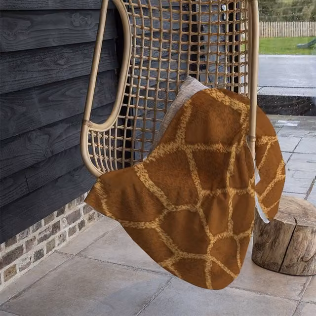 Benjamin Tate Design Giraffe Print Fleece Blanket in Brown and Beige, W/D/H: 120 x 150 cm