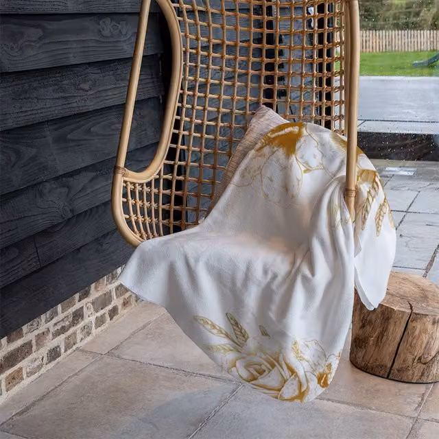 Benjamin Tate Design Gold Rose Floral Fleece Blanket in Gold, Beige and White, W/D/H: 120 x 150 cm