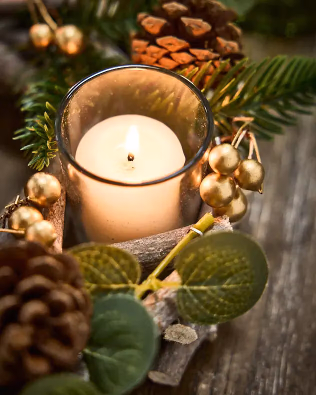 Dibor Set of 2 Eucalyptus and Cinnamon Round Christmas Centrepiece Tealight Holders in Green and Gold, Diameter: 30 cm – 4