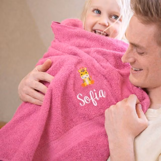 Duncan Stewart Personalised Giraffe Kids Bath Towel, Pink, W/D/H: 70 x 500 x 130 cm