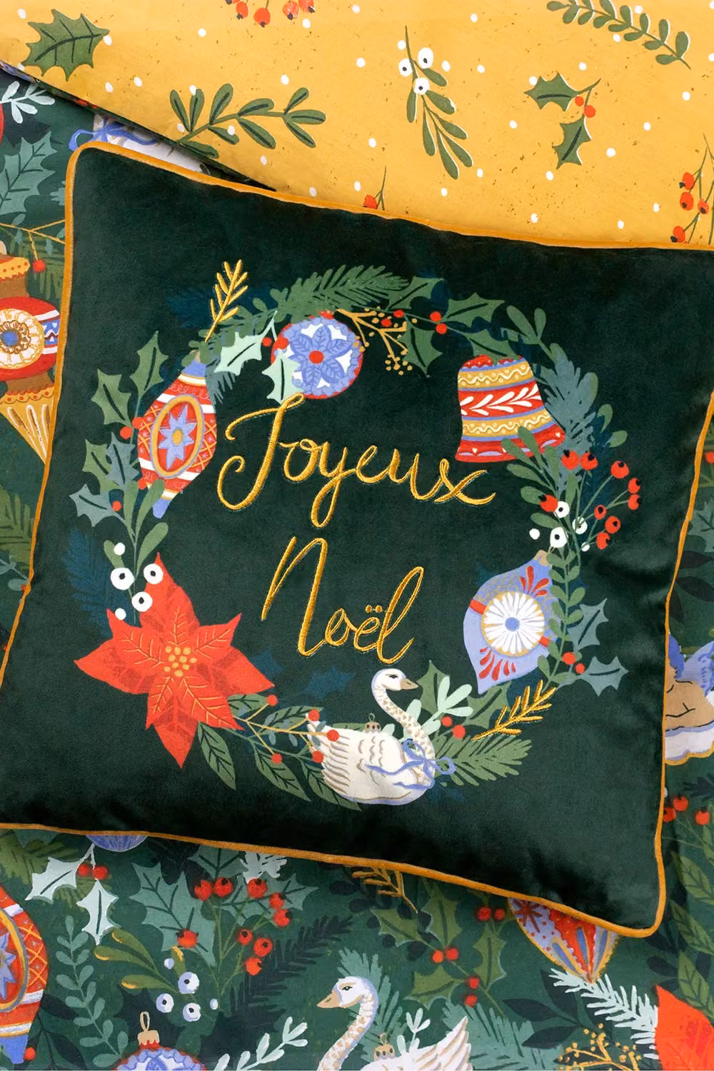Riva Home Christmas Floral Velvet Cushion in Green and Gold, W/D/H: 43 x 43 x 43 cm – 3
