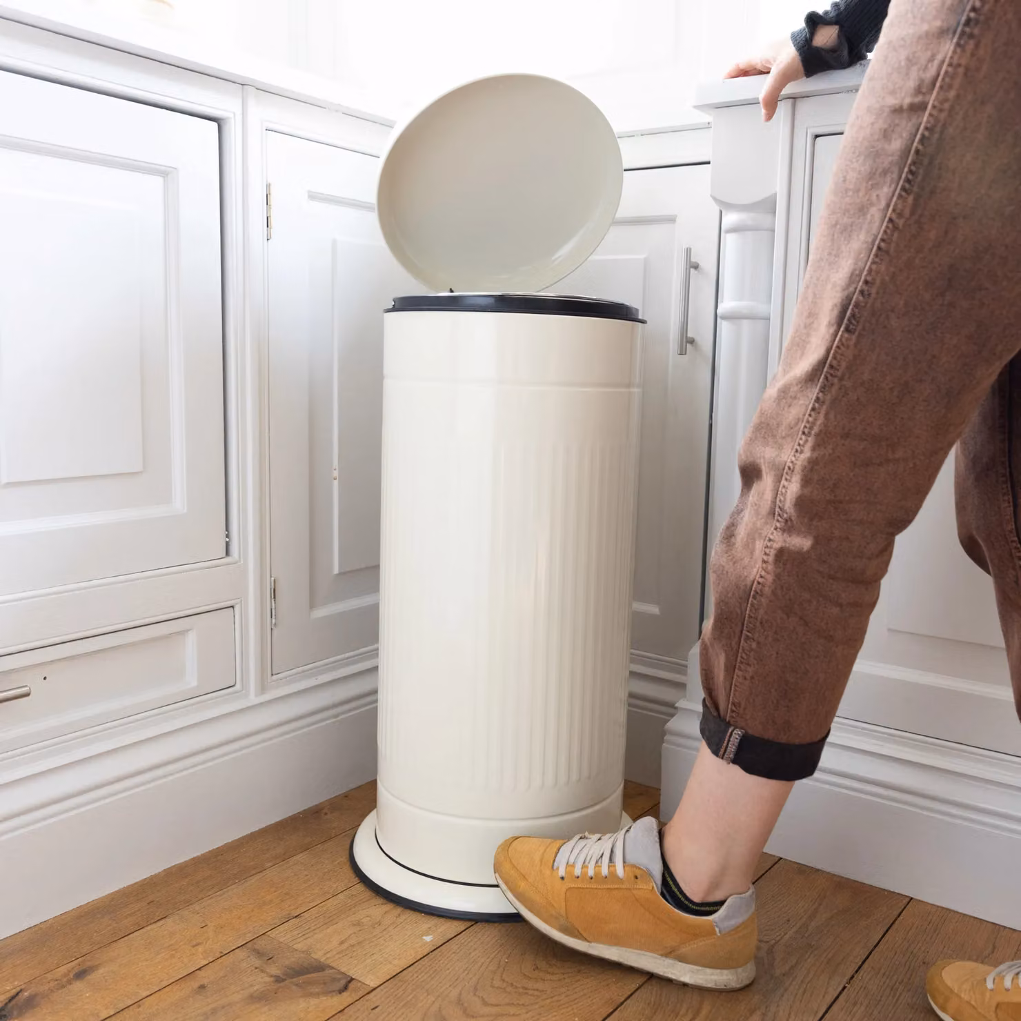 Living Nostalgia Antique Cream 30 Litre Metal Pedal Bin with Removable Inner Bucket – 4