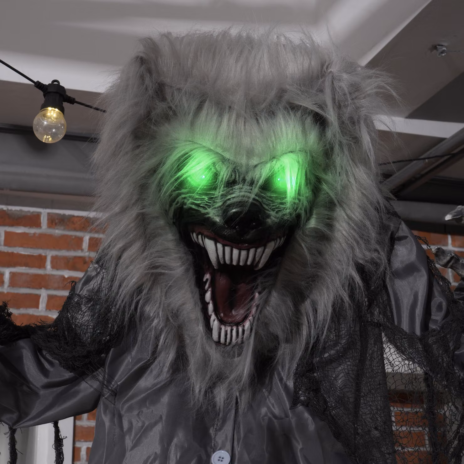 HOMCOM Skeleton Werewolf Outdoor Halloween Animatronic Decoration with Sound Activated Light Up Eyes and Sound Effects, Grey and Green, Height: 210 cm – 7