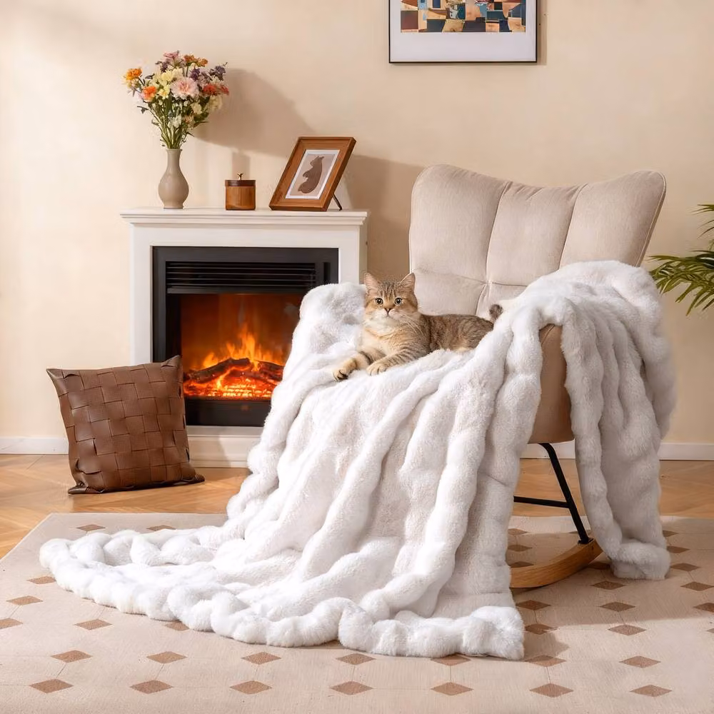Costway White Faux Fur Throw Blanket, Reversible Double Face Fluffy Plush Bubble Blanket, W: 203 cm, D: 153 cm – 4