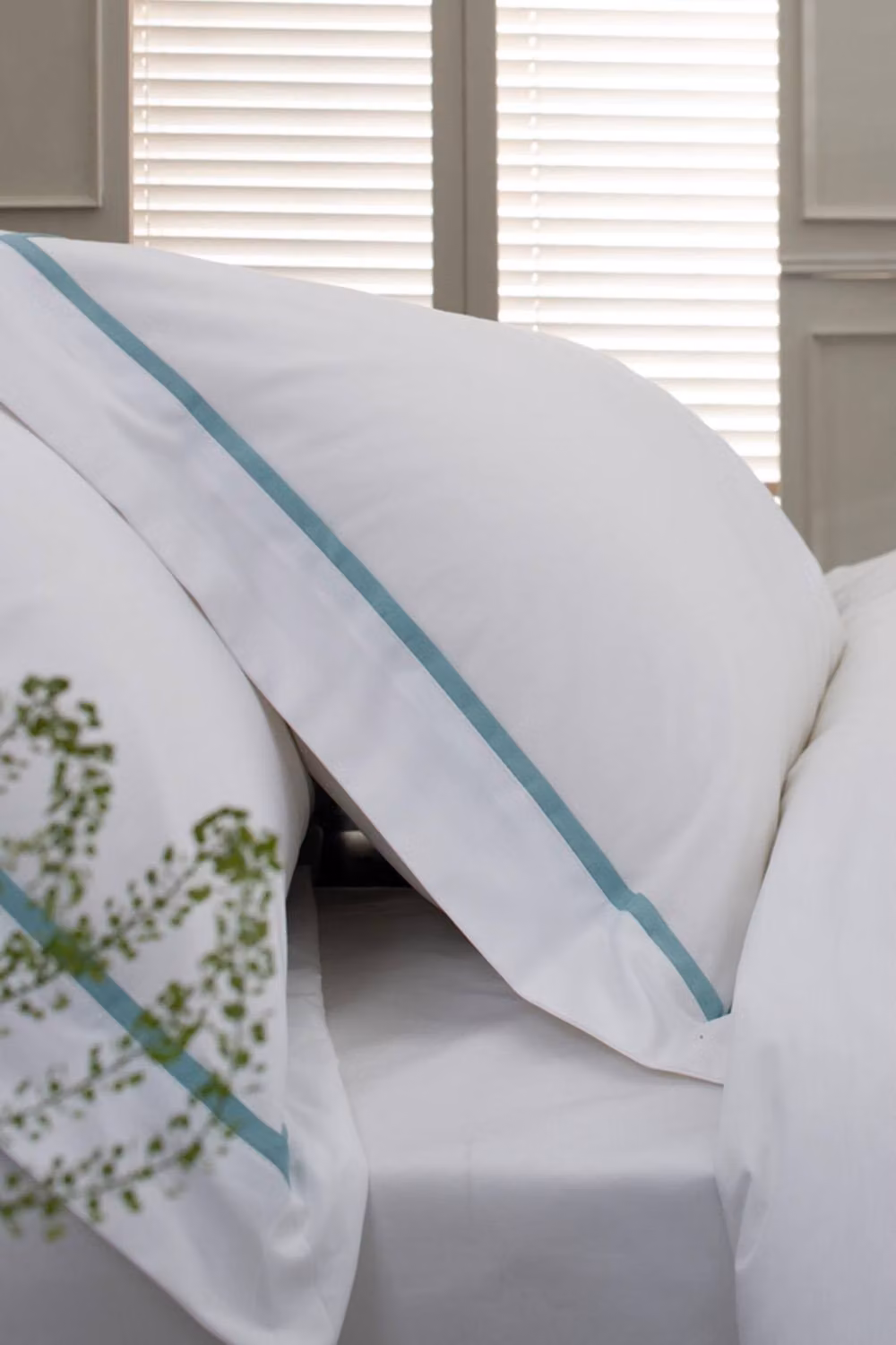 The Lyndon Company Hampstead 200 Thread Count 100% Cotton Duvet Cover and Pillowcase Set in Green – 2