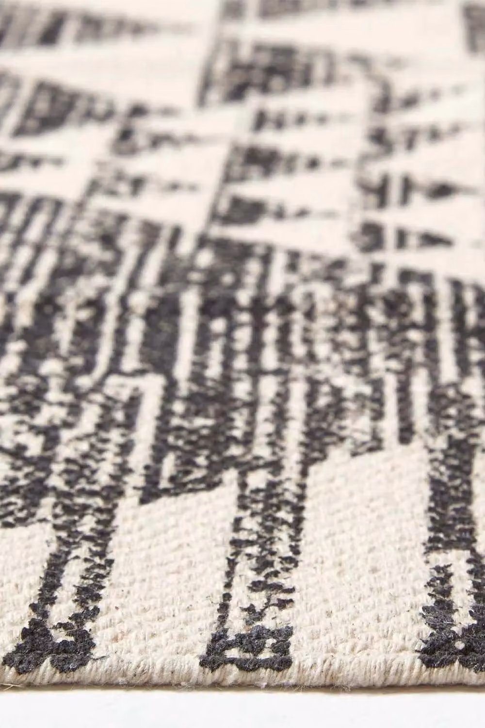 Homescapes Delphi Geometric Woven Cotton Printed Rug in Black and White, W/D/H: 90 x 150 x 0.1 cm – 3