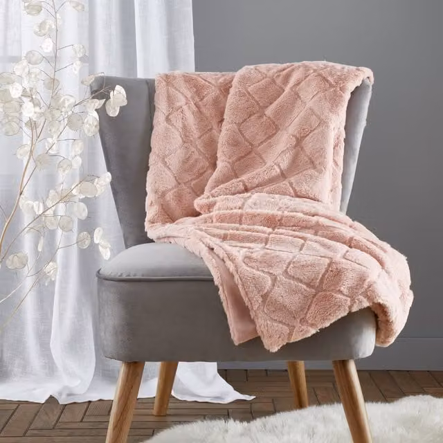 Catherine Lansfield Cosy Diamond Faux Fur Throw in Pink, W/D/H: 130 x 170 cm