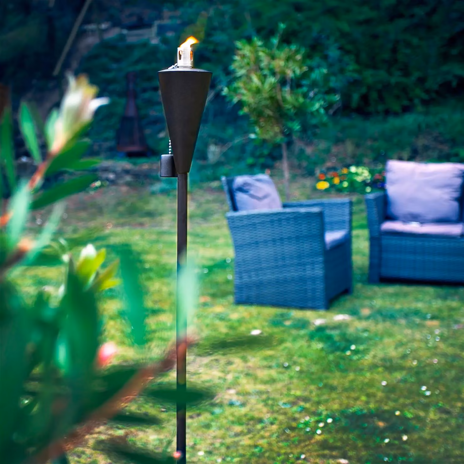Harbour Housewares Metal Cone Garden Torches in Black, Pack of 2, Height: 146 cm – 7