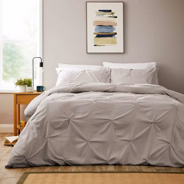 New Edge Blinds Pintuck Duvet Set in Sand, W/D/H: 140 x 200 cm