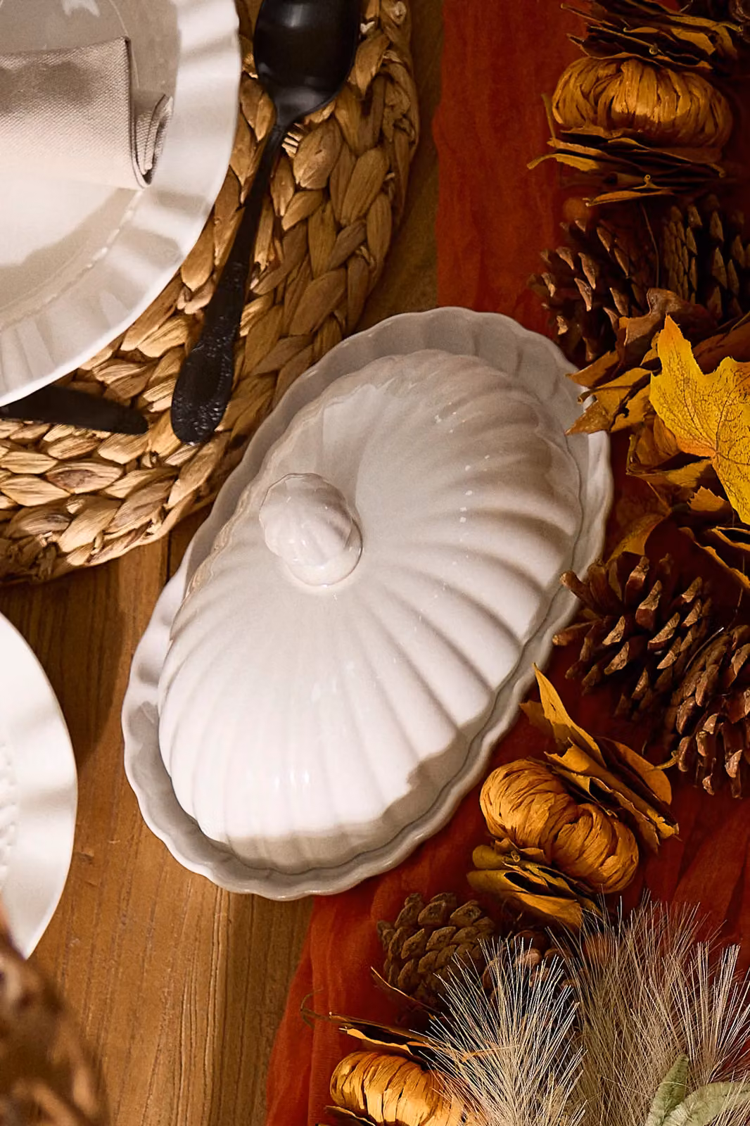 Dibor Traditional White Scalloped Ceramic Kitchen Butter Dish with Serving Tray – 3