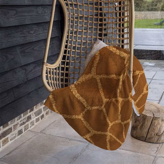 Benjamin Tate Design Giraffe Print Fleece Blanket in Brown and Beige, W/D/H: 120 x 150 cm – 1