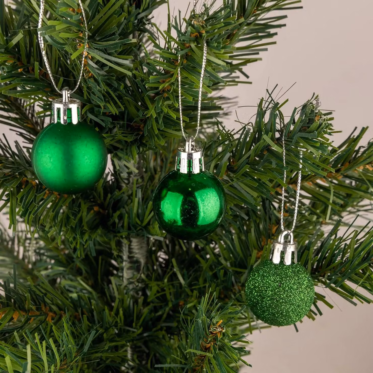 Shatchi 12-Piece Shatterproof Christmas Bauble Hanging Decorations in Green and Silver, 30mm Round Plastic Ornaments – 3