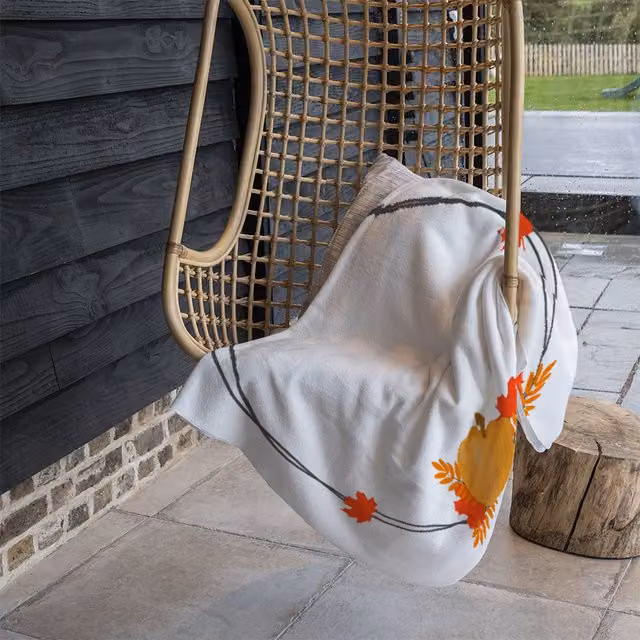 Benjamin Tate Design Pumpkin Fleece Blanket in Orange and Beige, W/D/H: 120 x 150 cm – 1