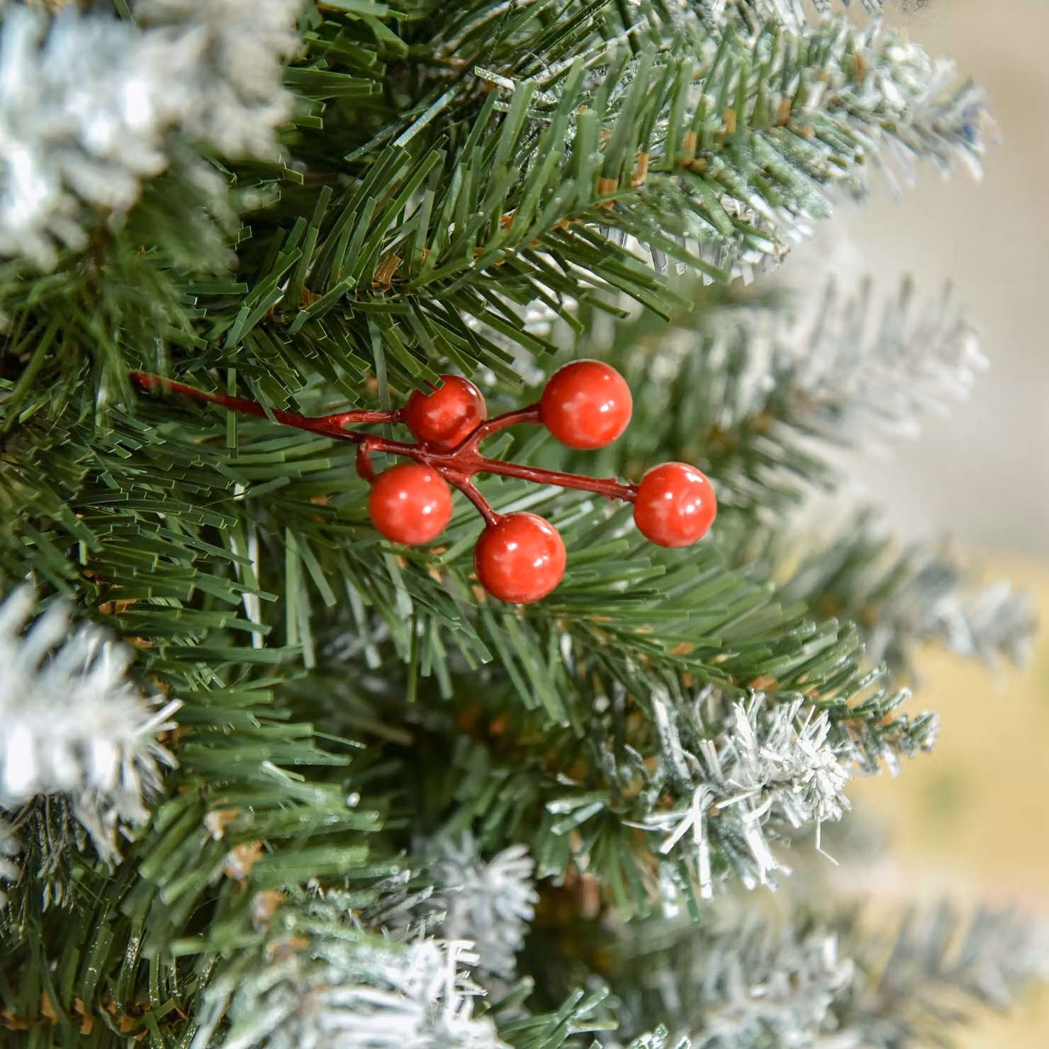 HOMCOM 5ft Green Pencil Christmas Tree with Red Berries and Pinecones – 8