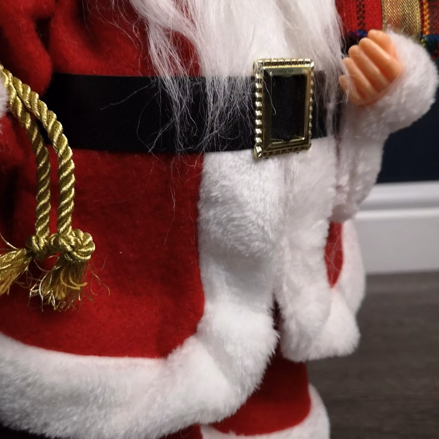 Samuel Alexander Red Standing Santa Claus Tabletop Christmas Decoration with Present and Green Sack, Height: 40 cm – 4