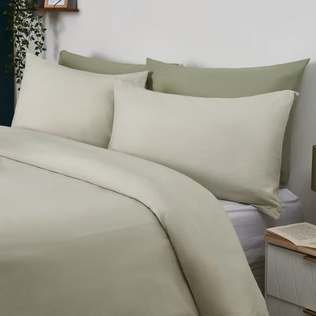 Brentfords Pair of Plain Green Polyester Housewife Pillowcases with Envelope Closure