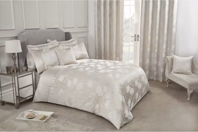 NewEdgeBlinds Floral Jacquard Duvet Cover in Yellow and Beige, 200 x 200 cm