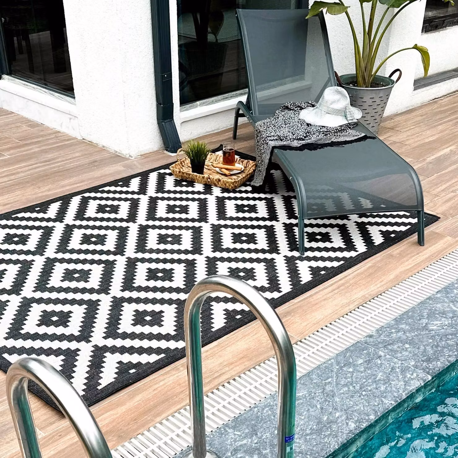 THE RUGS Geometric Diamond Indoor Outdoor Rug in Black and Ivory, W/D: 200 x 290 cm – 3