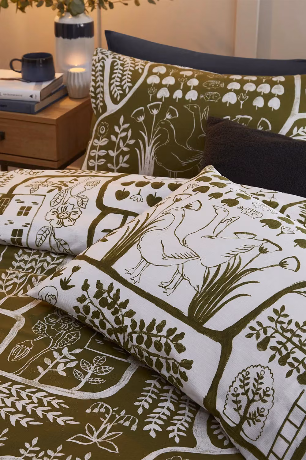 Riva Home Furn Frida Reversible Floral Duvet Cover Set in Green and White, W: 137 cm x L: 200 cm – 2