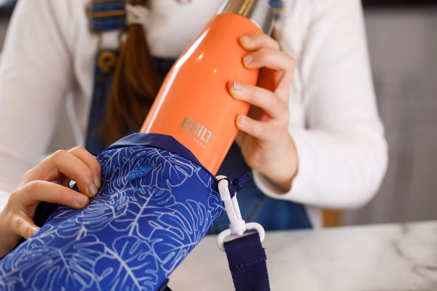 BUILT New York Hands Free Bottle Carrier in Blue and White, W/D/H: 9 x 11 x 25 cm – 7